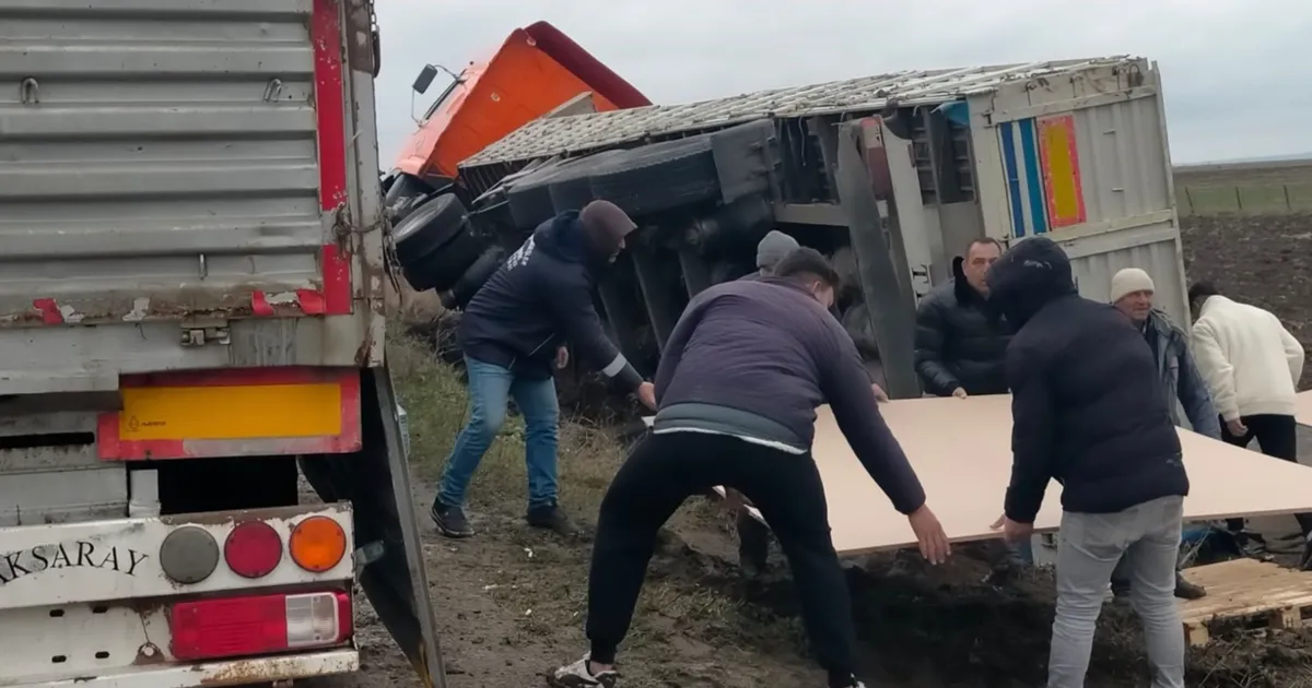 Tekirdağ'da Yağmurlu Havada Kontrolden Çıkan Kamyon Tarlaya Devrildi