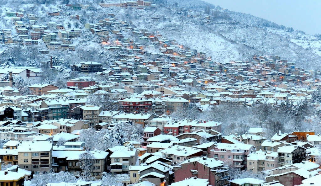 Kar yağışı Bursa'da görsel şölen oluşturdu