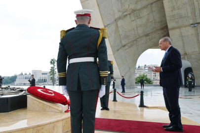 Cumhurbaşkanı Erdoğan Cezayir Şehitler Anıtı'na çelenk bıraktı