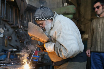 Rize'de 55 yıldır kaynakçılık yapan usta, mesleğini yeni nesle öğretiyor