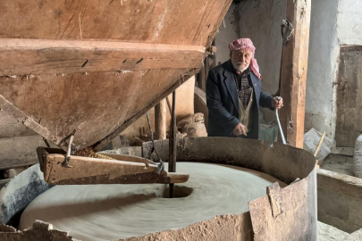 Uşaklı Şevket dede asırlık su değirmeninde 54 yıldır buğday öğütüyor