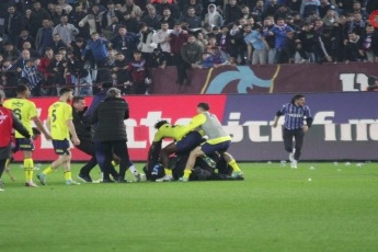 Taraftarlar sahaya girip Fenerbahçeli futbolculara saldırdı