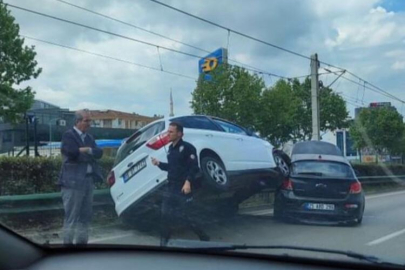 Bursa'da korkutan kaza! Çarptığı aracın üzerine çıktı