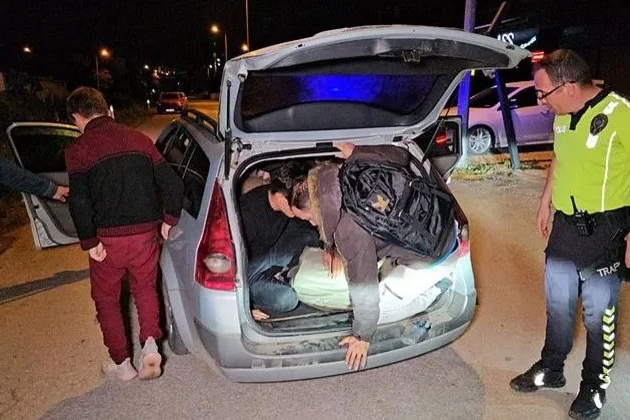 "Dur" ihtarına uymayan otomobilin içinden 17 kişi çıktı