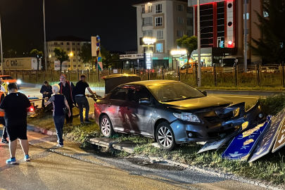 Bolu’da sürücüsü fenalaşan otomobil tabelaya çarptı: 1 yaralı