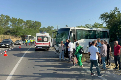 İşçi servis midibüsü ile minibüs çarpıştı; 2 ölü, 9 yaralı