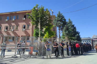 Görevden uzaklaştırılarak yerine kayyım atanan belediye başkanı Akış'a hapis cezası