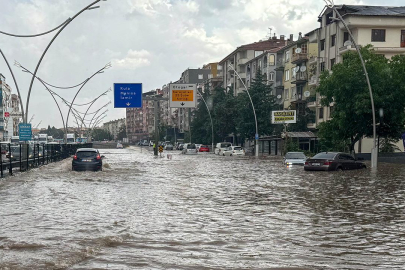 Uşak'ta sağanak ve dolu: Yollar göle döndü