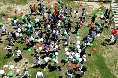 Bursalı öğrenciler karneli balonlarını Filistinli çocuklar için gökyüzüne uçurdu