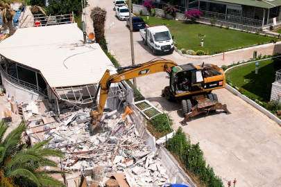 Balıkesir'de Ayvalık sahillerindeki kaçak yapıların yıkımına başlandı