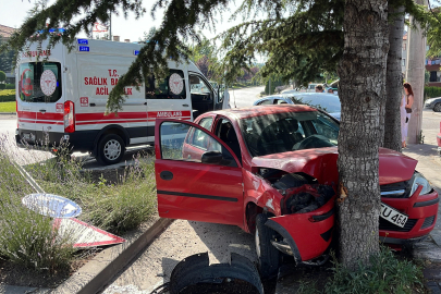 Bolu’da kaza yapan iki otomobil ağaca çarparak durabildi