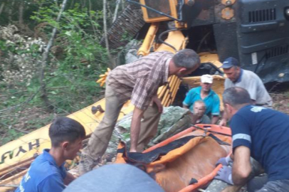 Kocaeli'de iş makinesi yol açma çalışmasında dik yamaçtan uçtu