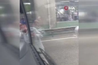 Bursa'da yağışta yolda kalan vatandaşlar otobüsün önünü kesti