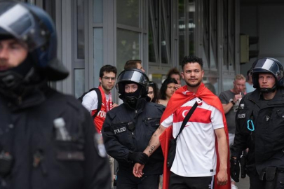 Berlin'de 'bozkurt' gerginliği! Türk taraftarlar gözaltına alındı