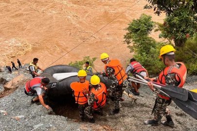 Otobüslerin nehre yuvarlanması sonucu 62 kişi kayboldu