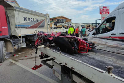 Bursa'da motosiklet kamyonun altına girdi