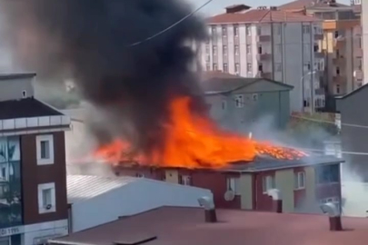 İstanbul Ataşehir'de bir evin çatısı alev alev yandı