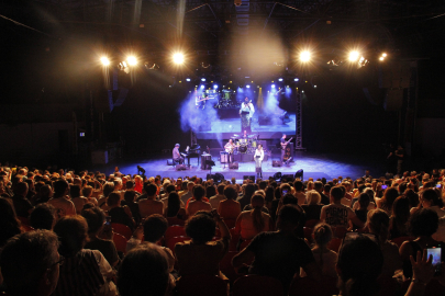 Bursa Festivali’nde “Nünü caz söyledi”