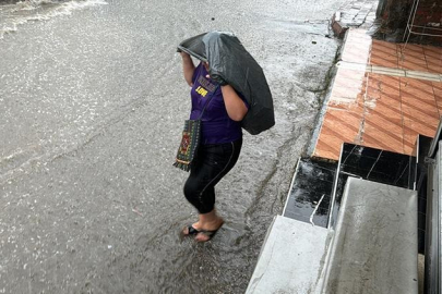 Adana'da sağanak sonrası cadde ve sokaklar göle döndü