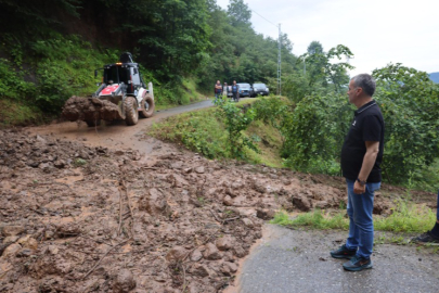 Trabzon'u sağanak vurdu: Cadde ve yollar göle döndü