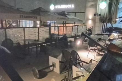 İsrail'i protesto eden bir grup, Starbucks'a saldırdı