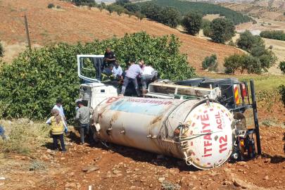 Yangına giden itfaiye tankeri şarampole devrildi