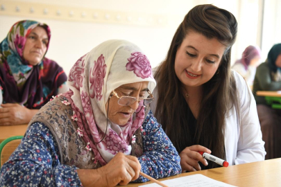 Gönüllü öğretmen sayesinde 71 yaşında okuma yazmayı öğrendi