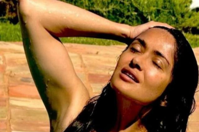 Salma Hayek bikinisiyle sere serpe uzandı