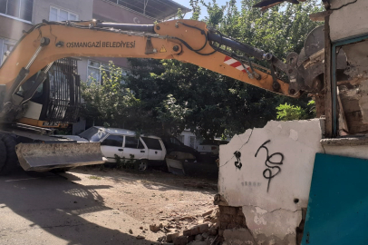 Bursa Osmangazi’de bir metruk bina daha yıkıldı