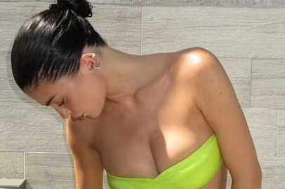 Kylie Jenner minik bikinisiyle fiziğini sergiledi