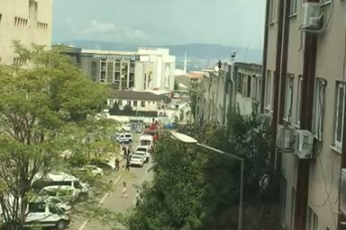 Bursa'da intihar paniği! Adliye karşısında çatıya çıktı...