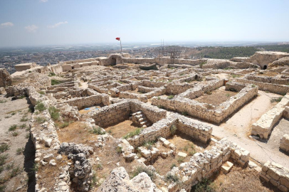 Silifke Kalesi'nde kötülükten koruduğuna inanılan 'tılsımlı mezar tableti' bulundu