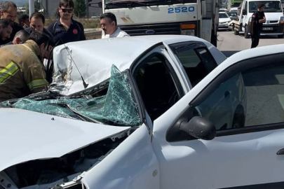 Bursa’da otomobil kamyona çarptı: 1’i ağır 2 yaralı