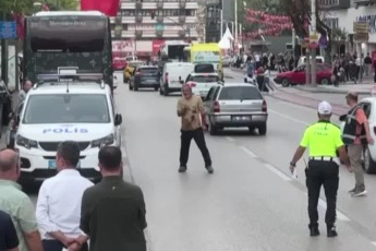 Bursa'da cadde üzerinde defalarca kendini bıçakladı!