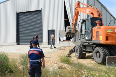 Bursa'da kırsal mahallelerdeki 3 kaçak yapı yıkıldı