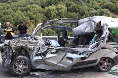 Manisa'da hafif ticari otomobil tıra arkadan çarptı: 1 ölü