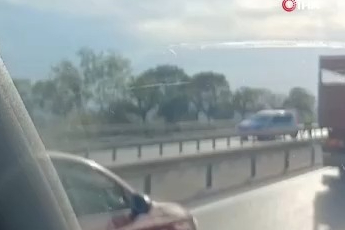 Bursa'da kaza yapan tırdan yola saçılan malzemeler yolu kapattı