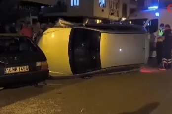 Bursa'da kontrolden çıkan araç park halindeki otomobillere çarptı! 2 yaralı...