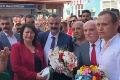 İYİ Parti'den istifa eden Belediye Başkanı Ediz Martin CHP'ye katıldı