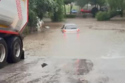 Adana'da şiddetli yağış sele dönüştü! Araçlar su içinde kaldı