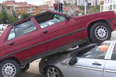 Otomobil, çarptığı aracın üstünde asılı kaldı