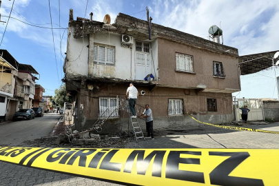 Adana'da fırtına: Bir evin damı ve balkonu kısmen yıkıldı