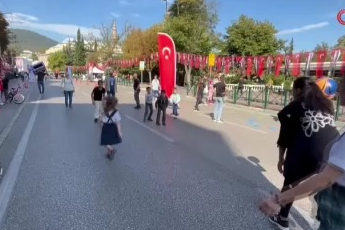 Bursa'nın en işlek caddesi 2 saatliğine çocukların oldu!