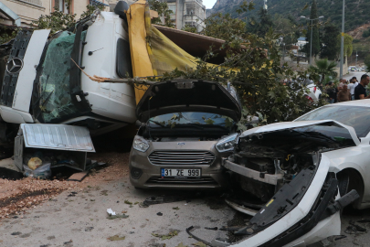 Hatay’da hafriyat kamyonu 7 aracı biçti