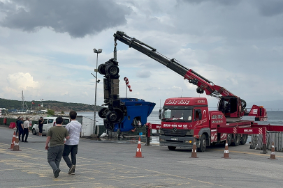 Kocaeli'de freni boşalan tır denize uçtu