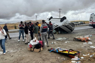 Turistleri taşıyan minibüs devrildi! Çok sayıda yaralı var