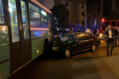 Kayseri'de otobüsle çarpışan otomobilin sürücüsü araç içinde sıkıştı