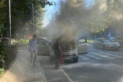 İstanbul Beşiktaş'ta otomobil alev aldı, anne ve çocuğu son anda kurtuldu