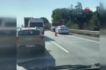 Bursa'da devrilen tır yolu kapattı, kilometrelerce kuyruk oluştu