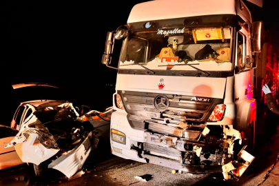 Afyonkarahisar'da  tırın otomobili kağıt gibi ezdiği kazada 3 kişi hayatını kaybetti